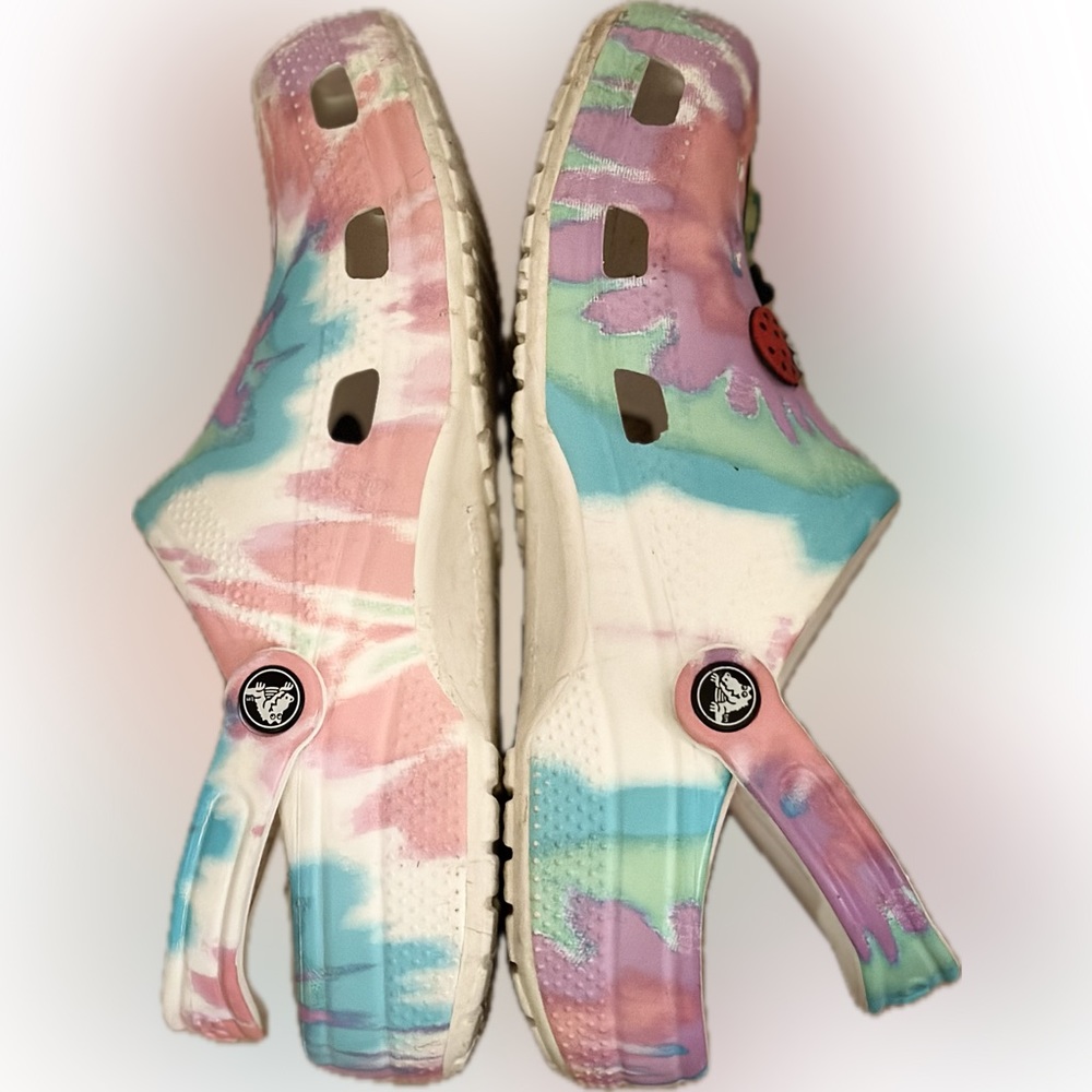 Tie dye crocs. Women size 9. Men’s size 7. ❤️